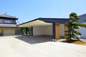 まるで蔵!いくつもの役目をこなす和風ガレージ